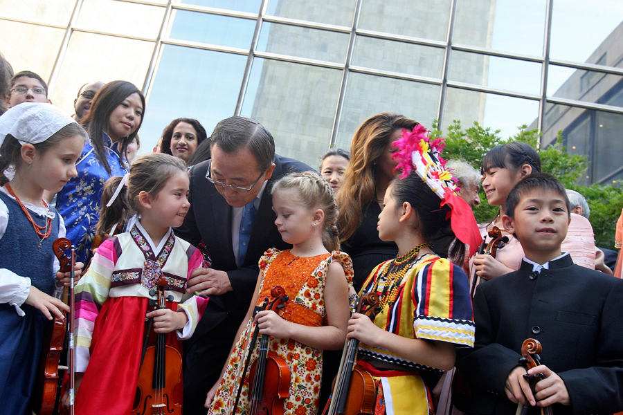 The Tarumi Violinists with Secretary-General Ban Ki-moon at the Peace Bell ceremony in observance of the International Day of Peace: “Peace - A Climate for Change”