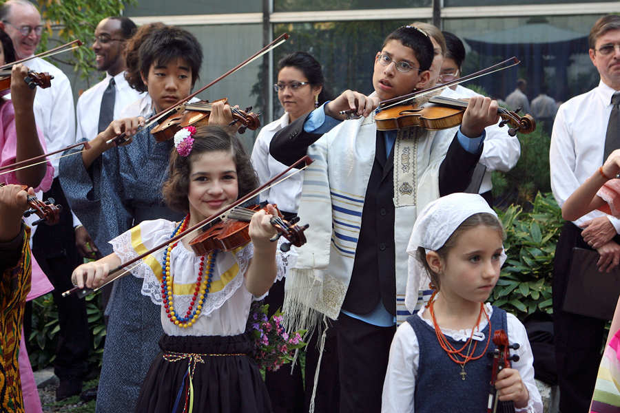 The Tarumi Violinists playing for Secretary-General Ban Ki-moon at the Peace Bell ceremony in observance of the International Day of Peace: “Peace - A Climate for Change”