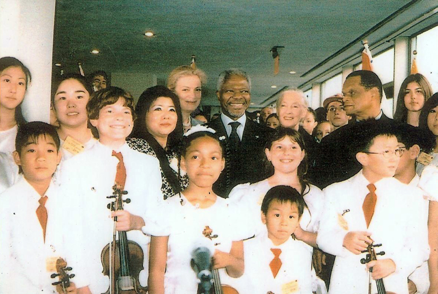 The Tarumi Violinists with Secretary-General Kofi Atta Annan at the Peace Bell ceremony in observance of the International Day of Peace: “Peace - A Climate for Change”