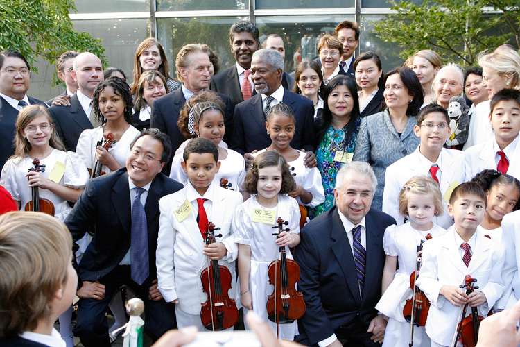 The Tarumi Violinists pose with Secretary-General Kofi Annan, Michael Douglas, Yo-Yo Ma, UN Messengers of Peace and other dignitaries after a ceremony to commemorate the International Day of Peace. UN Photo by Marco Castro